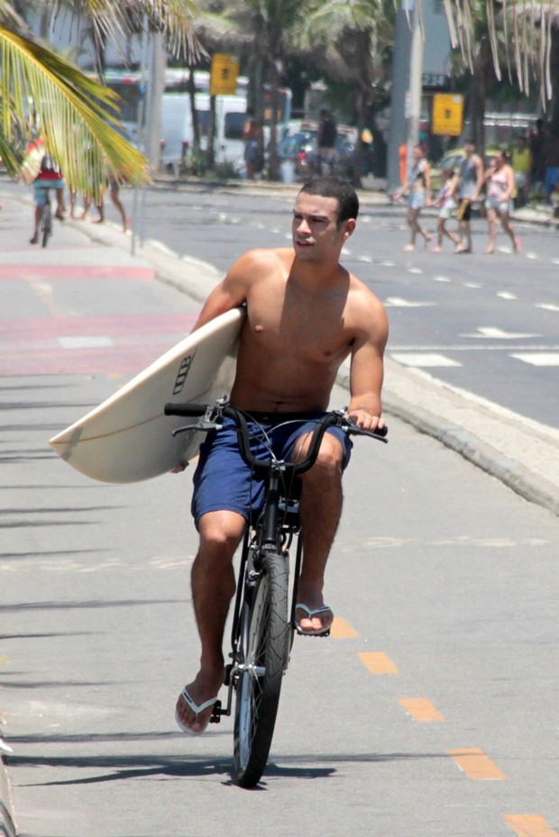 Sergio Malheiros surfa na Praia de Ipanema no Rio de Janeiro (Foto: Agnews)
