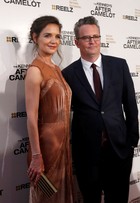 Katie Holmes e Matthew Perry vão a première de série nos Estados Unidos