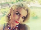 Flávia Alessandra posta selfie em gravação e decote chama atenção