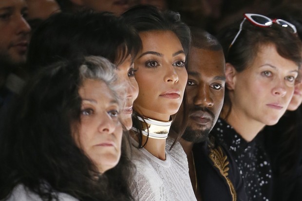 Kris Jenner, Kim Kardashian e Kanye West assistem ao desfile da Balmain na semana de moda de Paris (Foto: AFP)