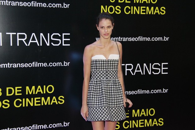 Laura Neiva na estreia do filme "Em Transe" (Foto: Isac Luz / EGO)