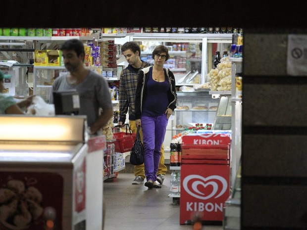 Maria Paula e o namorado,Victor Valansi Garcez, em mercado na Zona Sul do Rio (Foto: Delson Silva/ Ag. News)