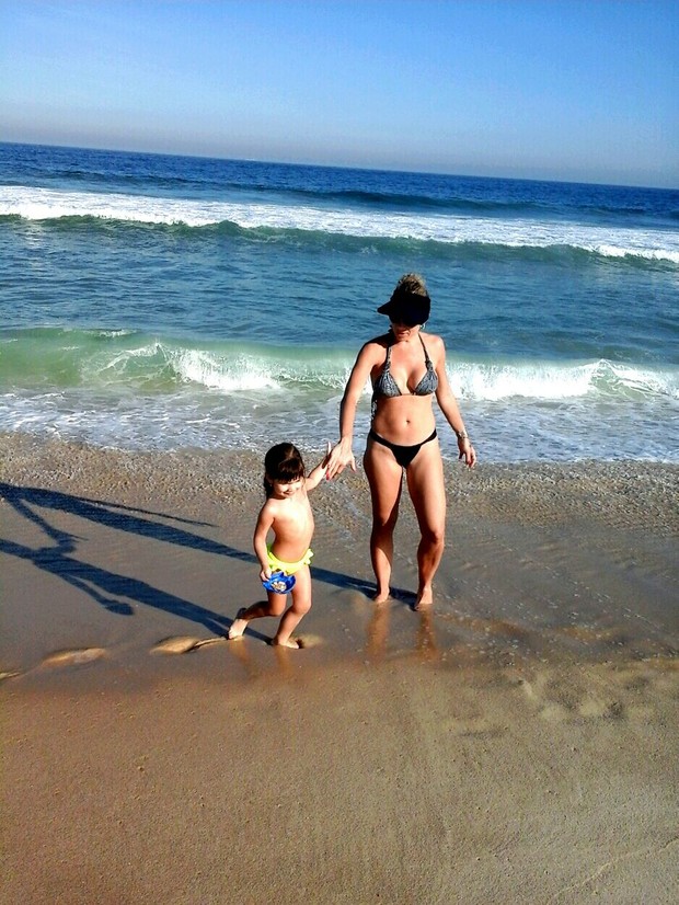 Cátia Paganote curte praia com a filha (Foto: Pablo Amora Assesoria de imprensa/Divulgação)