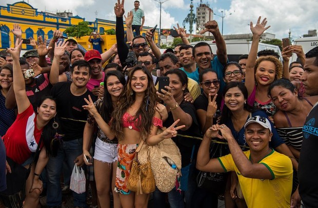 Isis Valverde posa com fãs em Belém (Foto: Reprodução/Instagram)