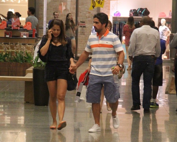 Nívea vai ao cinema com o marido (Foto: Marcus Pavão / AgNews)