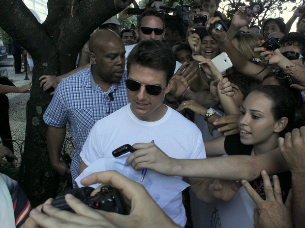 Tom Cruise deixa hotel em Copacabana, RJ (Foto: Marcos Ferreira e Clayton Militão / Foto rio news)