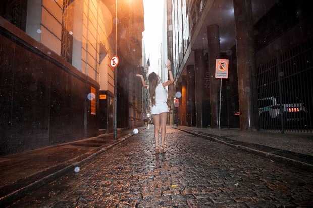 Thalita Zampirolli na chuva no centro da cidade (Foto: Anderson Barros / Ego)