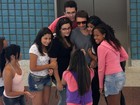 Murilo Rosa é cercado por mulheres em aeroporto carioca