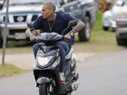 Sem Rihanna, Chris Brown anda de moto no Havaí
