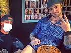 Felipe Titto faz tatuagem no joelho