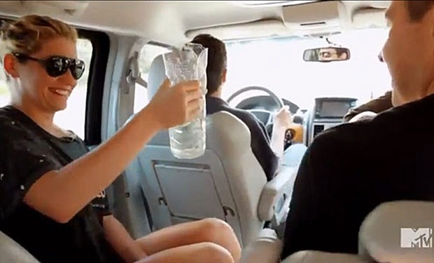 Ke$ha bebe seu próprio xixi em reality show (Foto: Reprodução)