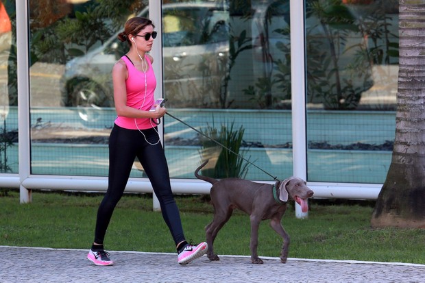Sophie Charlotte caminhando com cachorro (Foto: AgNews/Dilson Silva)