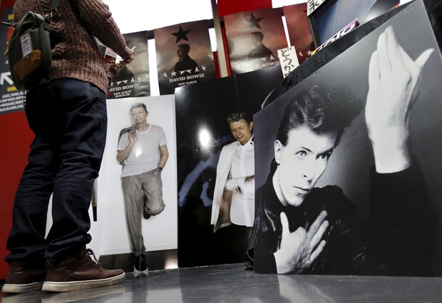 Loja em Tokyo, no Japão, exibe cartazes de David Bowie após sua morte (Foto: REUTERS/Toru Hanai)