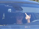 Kim Kardashian se irrita e faz gesto obsceno para paparazzo