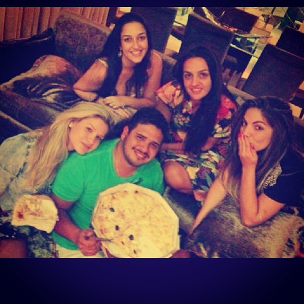 Anamara come pizza com amigos (Foto: Reprodução Instagram)