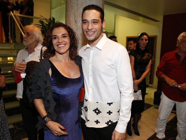 Bruno Fagundes com a mãe, Mara Carvalho, em estreia de peça no Centro do Rio (Foto: Marcello Sá Barretto e Felipe Assunção/ Ag. News)