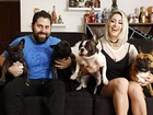 Carol Narizinho abre a casa em que vive com sete cachorros em São Paulo