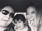 Ex-BBB Mayra Cardi faz careta com marido e filho: 'Vamos à praia?'