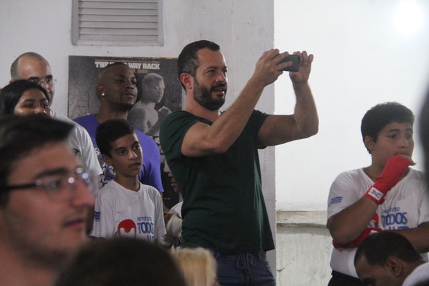 Malvino Salvador assiste a luta de boxe no Morro do Vidigal, no Rio (Foto: Daniel Delmiro/Agnews)
