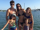 Rodrigo Faro e Vera Viel curtem passeio de barco com as filhas