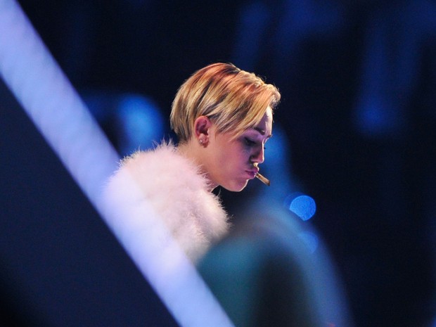 Miley Cyrus fuma cigarrinho suspeito durante o MTV EMA em Amsterdã, na Holanda (Foto: Gareth Cattermole/ Getty Images )