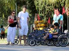 Drica Moraes passeia com o filho