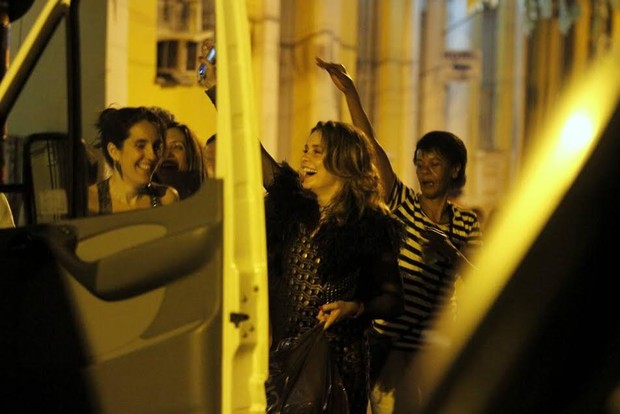 Claudia Abreu deixa boate gay no Centro do Rio após festa de aniversário (Foto: Daniel Pinheiro/AgNews)
