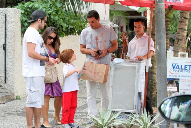 Rodrigo Lombardi almoça com família no RJ (Foto: André Freitas / AgNews)