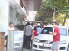 Rock in Rio: Seal atende fãs e distribui autógrafos em entrada de hotel