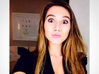 Carolina Portaluppi faz careta em selfie e brinca: 'Beijo de pato'