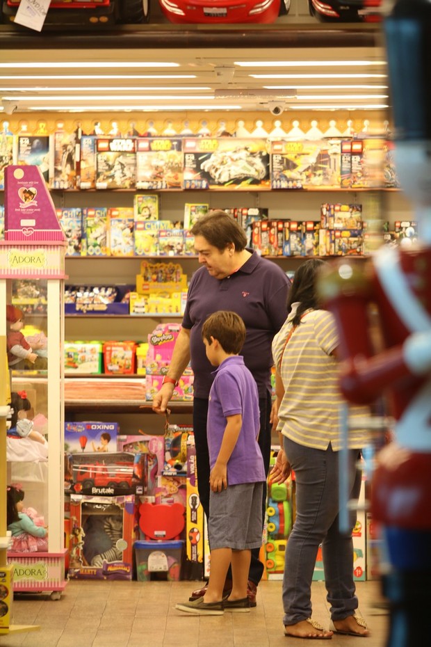 Fausto Silva leva os filhos para comprar presentes (Foto: Fábio Moreno / AgNews)