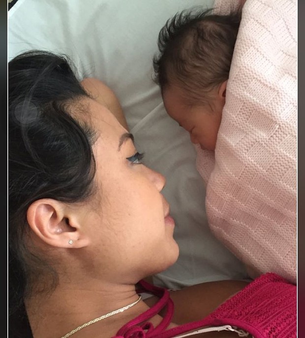 Sabrina Kanai com a filha Eva (Foto: Reprodução/Instagram)