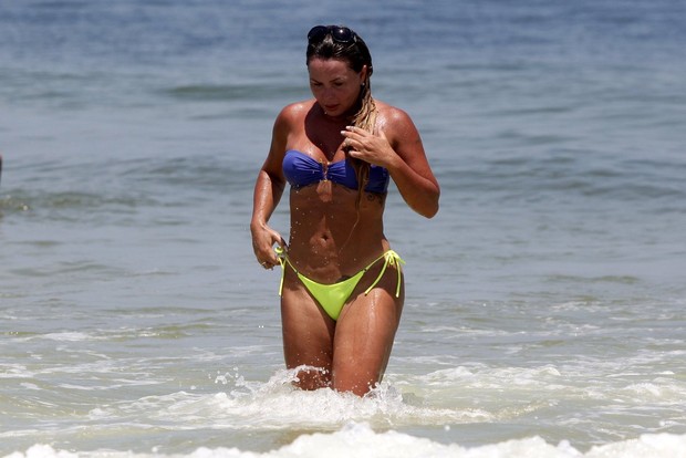 Cristina Mortágua na praia (Foto: Marcos Ferreira / FotoRioNews)
