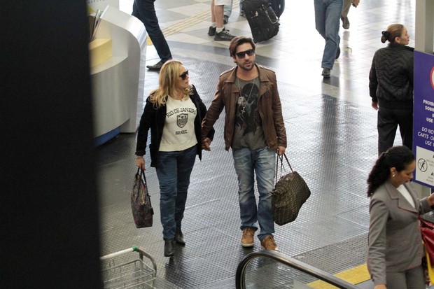 Susana Vieira e Sandro Pedroso no aeroporto (Foto: Orlando Oliveira/AgNews)