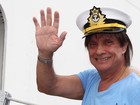Roberto Carlos chega de conversível avaliado em R$ 800 mil a porto em SP