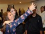 Martina Stoessel, da série 'Violetta', é assediada por fãs em São Paulo