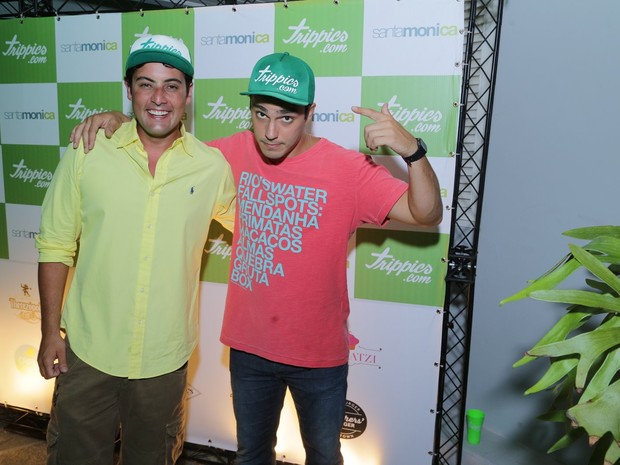 Bruno De Luca e Thiago Rodrigues em festa na Zona Oeste do Rio (Foto: Marcello Sá Barretto/ Ag. News)