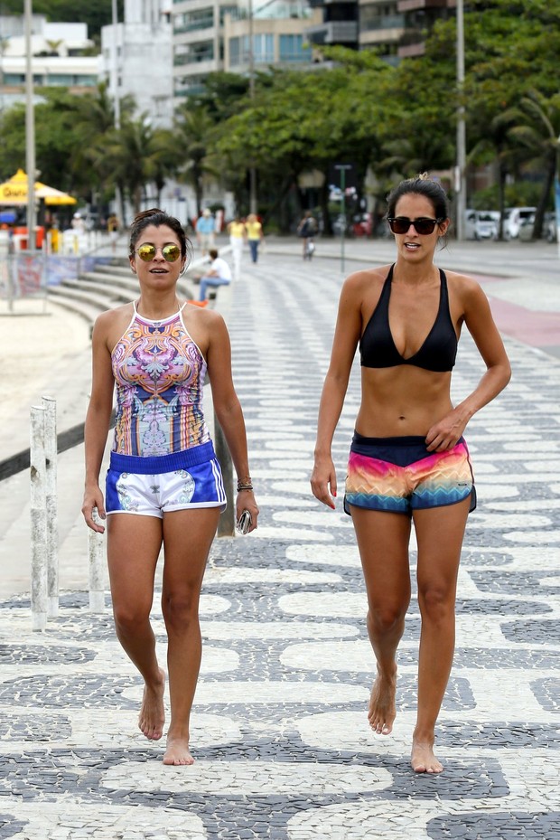 Anna Lima com amiga na praia (Foto: Gil Rodrigues/ Photo Rio News)