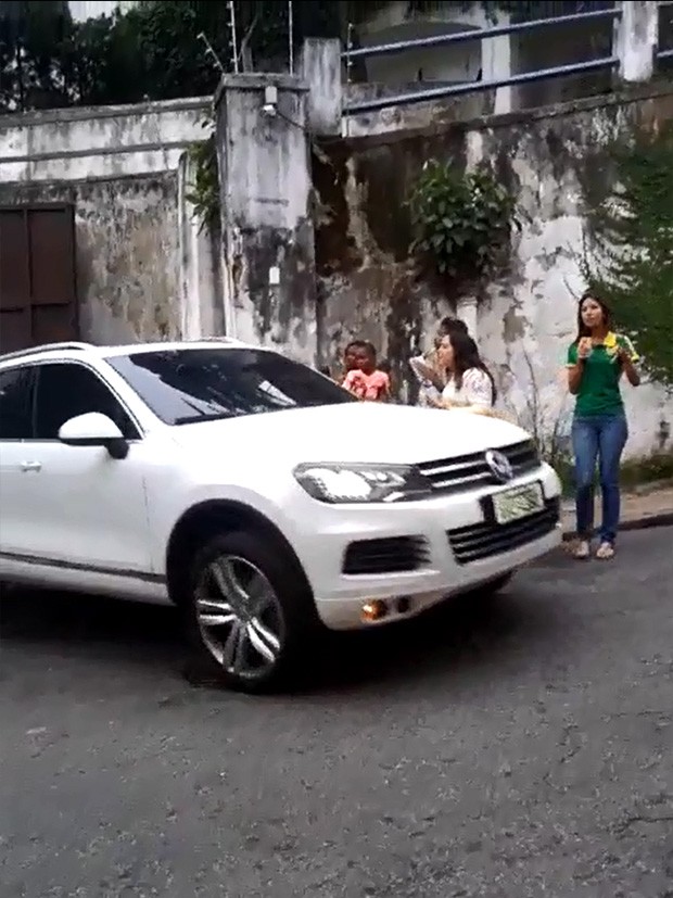 Carro de Neymar passa por fãs na saída do hotel (Foto: Reprodução)