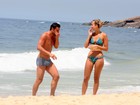Fred curte dia de praia com a namorada no Rio