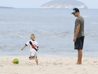 Fernanda Lima e Rodrigo Hilbert se divertem com os gêmeos na praia do Leblon, na Zona Sul do Rio