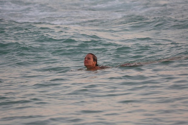 Ellen Jabour em mergulho na praia nesta terça-feira, 13 (Foto: Gabriel Rangel/AgNews)