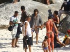 Chay Suede grava 'Novo mundo' em praia do Rio