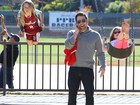 Ben Affleck se diverte com as filhas em parque