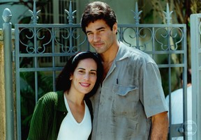 Gloria Pires e Luciano Szafir nos bastidores da novela Anjo Mau (Foto: CEDOC)