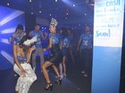 Thaila Ayala dança até o chão em camarote após desfilar na Sapucaí