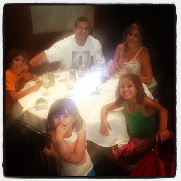 Victor Belford,  Joana Prado e filhos (Foto: Instagram / Reprodução)