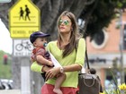 Após chamar atenção por magreza, Alessandra Ambrósio anda com filho