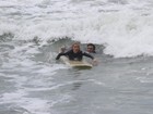 Letícia Spiller surfa com o filho em praia do Rio