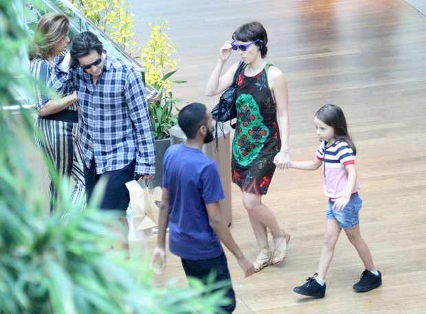Débora Falabella e Murílo Benício passeiam pelo shopping com a filha (Foto: AgNews)